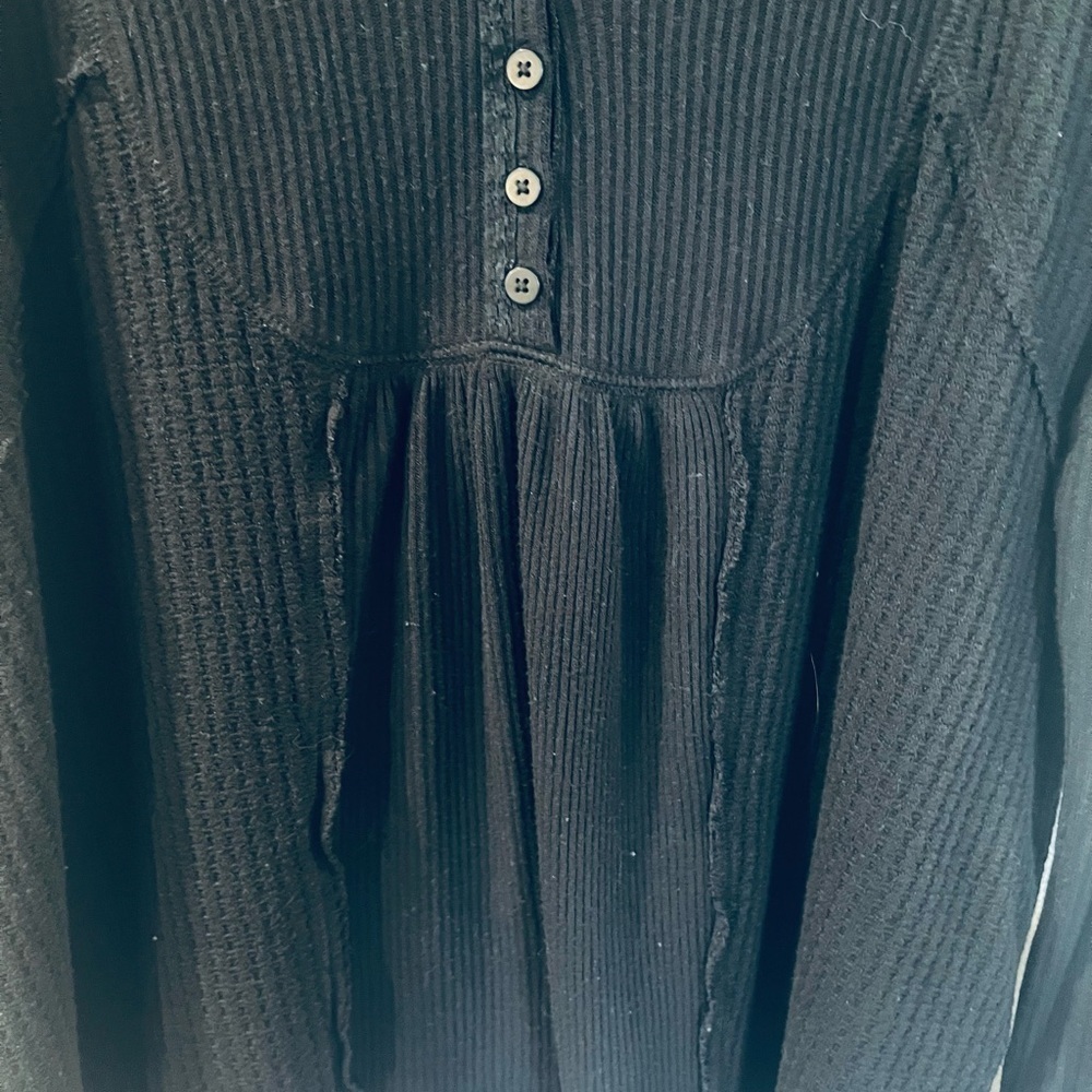 Free People Oversized Black Leo Henley Women's Top - Picture 3 of 4